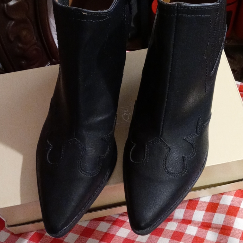 All black leather cow girl boots (new never worn)